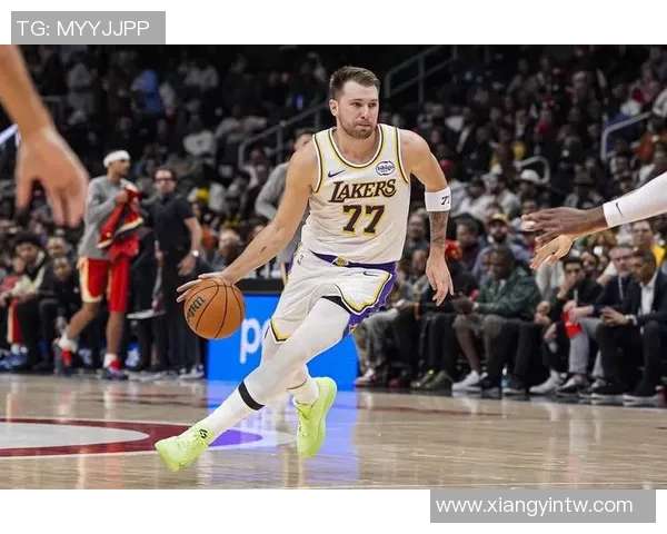 领先18分!湖人全队打疯了,詹姆斯笑得合不拢嘴,东契奇独木难支 领先18分!湖人全队打疯了,詹姆斯笑得合不拢嘴,东契奇独木难支